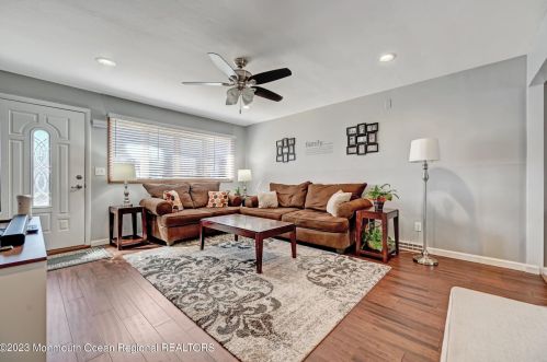 1 Hemingway Dr, Hazlet, NJ 07730-2138