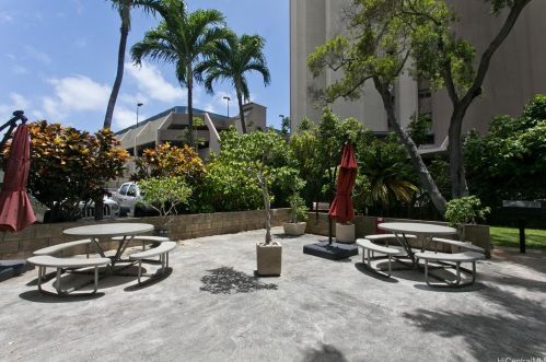 2525 Date St, Honolulu HI  96826-5437 exterior