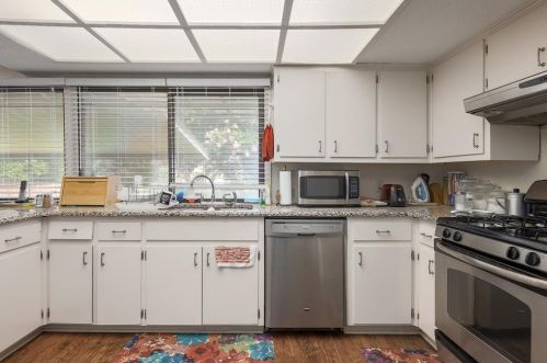 6430 Bridgewater Dr, Austin TX  78723-3927 exterior