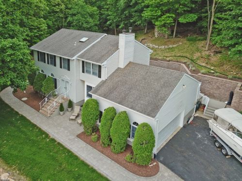 251 Chincopee Ave, Hopatcong, NJ 07843-1635