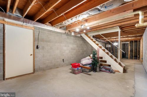 2146 Stonecrest Dr, Lancaster PA  17601-5437 exterior