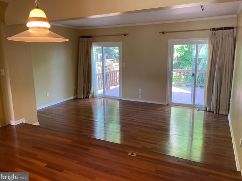 8483 Springfield Oaks Dr, Springfield VA  22153-3571 exterior