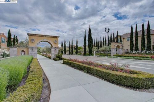 3353 Araldi Ln, Pleasanton, CA 94568-7485