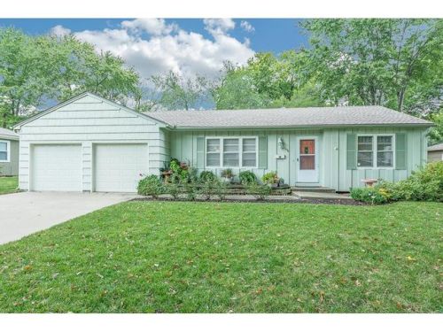 13200 Logan Ln, Shawnee Mission, KS 66215-1335