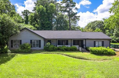 655 Post Road Dr, Stone Mountain, GA 30088-2225