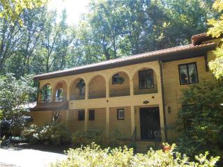 805 Country Club Dr, Reidsville, NC 27320-6122