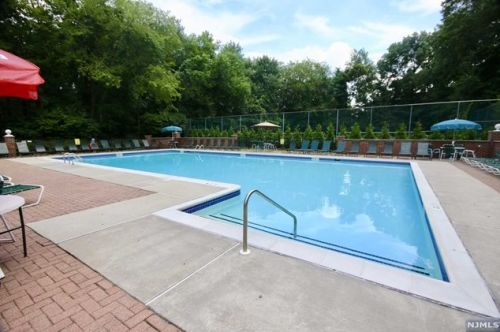 274 Larch Ln, Mahwah, NJ 07430-2076