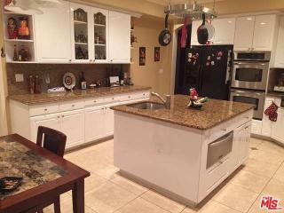 5960 Topeka Dr, Los Angeles CA  91356-1320 exterior