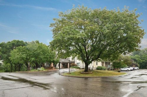 1304 Medicine Lake Dr, Minneapolis MN  55441-4814 exterior
