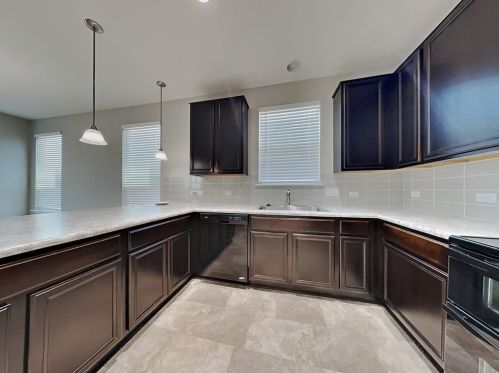 401 New Bridge Dr, Uhland TX  78640-5581 exterior