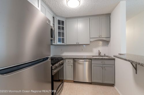 92 Des Moines Ct, Tinton Falls NJ  07712-3171 exterior