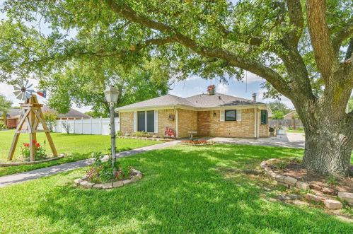 11735 Milam Dr, Morgans Point, TX 77571-9555