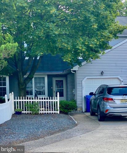 101 River Bank Dr, Roebling, NJ 08554-1525