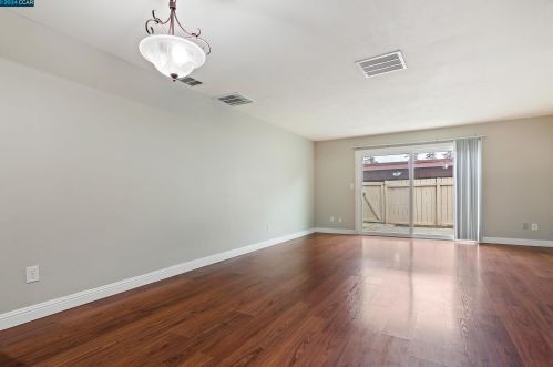 1512 Parkwood Pl, Concord, CA 94521-2201