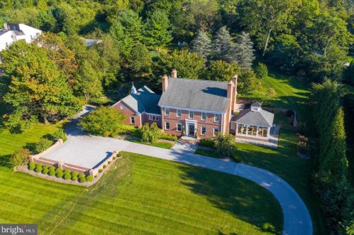 950 Summit Cir, York, PA 17403-4428