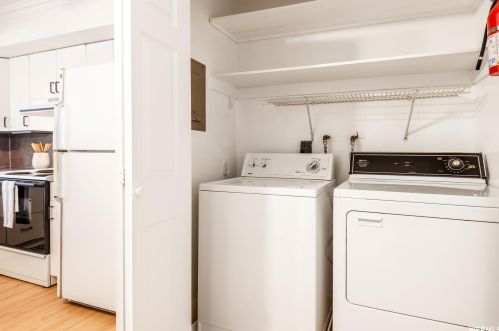 8272 Williamsburg Park Cir, Sandy UT 84070-0517 exterior