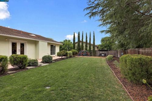1833 Leo Ln, Concord CA  94521-2348 exterior