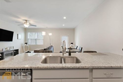 3132 Meadowstone Ln, Atlanta GA  30331-2939 exterior