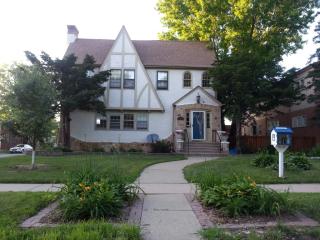 1685 Lincoln Ave, Saint Paul MN  55105-1950 exterior