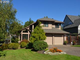 9173 Hill St, Portland, OR 97223-6069
