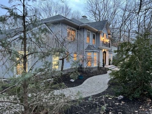 446 Pepperidge Tree Ln, Kinnelon, NJ 07405-2211
