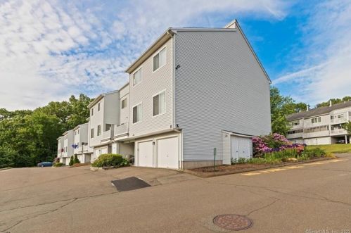 131 Staffordshire Commons Dr, Wallingford CT  06492-1752 exterior