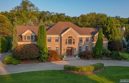 15 Mettowee Farms Ct, Upper Saddle River, NJ 07458-2125