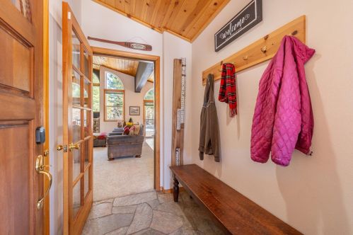 13610 Hillside Dr, Truckee CA  96161-6867 exterior