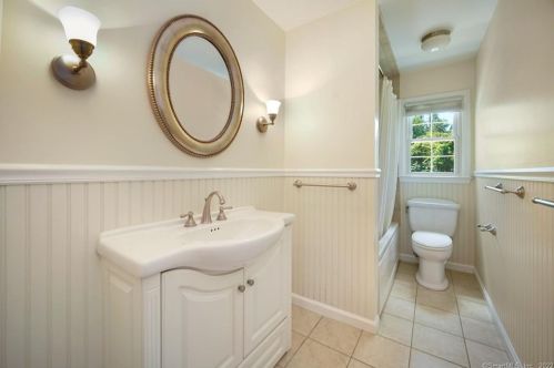 26 Cambridge Dr, Greenwich CT  06831-4134 exterior