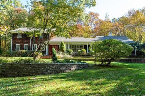 15 Huckleberry Ln, Greenwich, CT 06831-3341