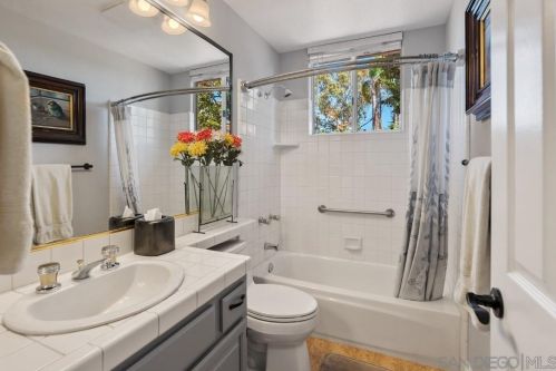 1597 Parkview Dr, Vista CA  92081-8750 exterior