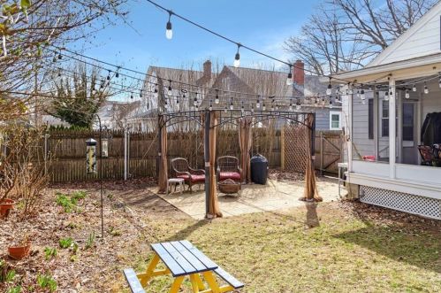 79 Clematis St, Providence, RI 02908-4005