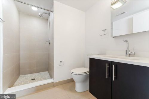 154 Front St, Philadelphia PA  19106-0020 exterior