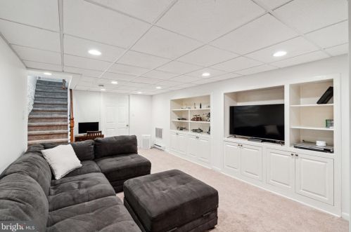 25 Gravers Ln, Philadelphia PA 19118-0041 exterior