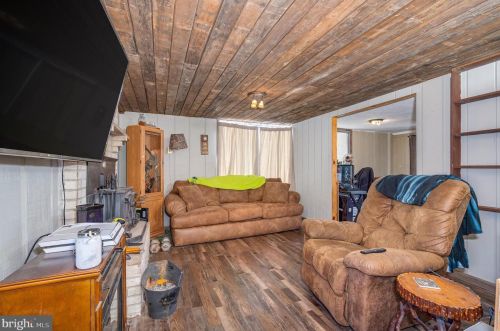 8442 Martinsburg Rd, Hedgesville, WV 25427-3317