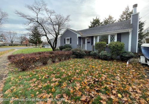 92 Manalapan Ave, East Freehold, NJ 07728-1655
