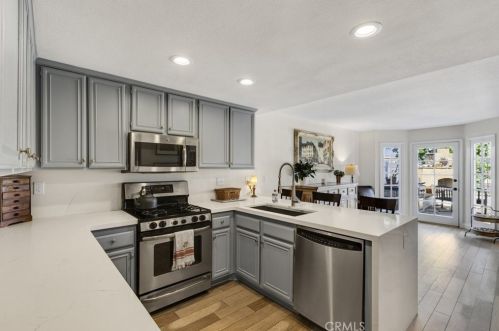 814 Links Vw Dr, Simi Valley CA 93065-6654 exterior