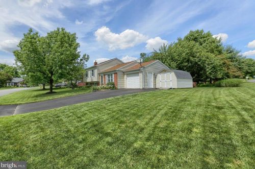 2410 Creek View Dr, Lancaster PA  17602-1462 exterior