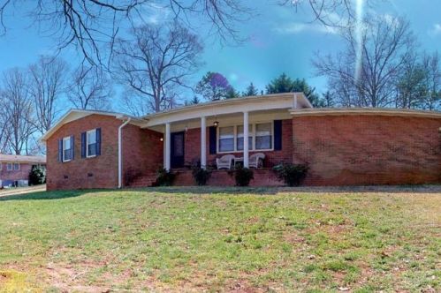 415 Wood St, Central, SC 29630-9271