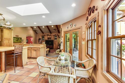 8901 Maple Ave, Willowbrook IL 60527-6469 exterior