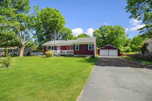 28 Maple Ln, Huntington, CT 06484-3723