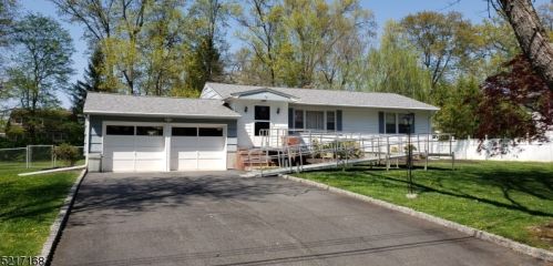 8 Sweetwood Ct, Parsippany, NJ 07054-2318