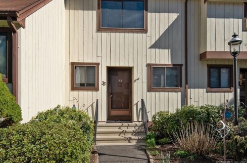 33 Brockton Ct, Beacon Falls, CT 06403-4922