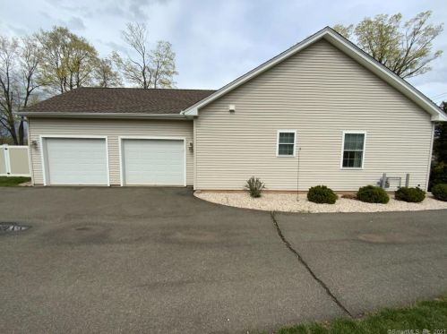 40 Long Hill Rd, Wallingford, CT 06492-4933