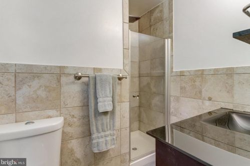 6808 Houndmaster Rd, Springfield VA  22152-2715 exterior