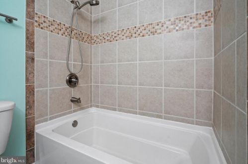 10121 Schoolhouse Woods Ct, Springfield VA  22015-2725 exterior