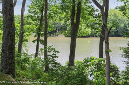 32 Friendship Ct, Tinton Falls, NJ 07701-5406