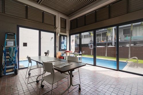 2100 Date St, Honolulu HI  96826-4033 exterior