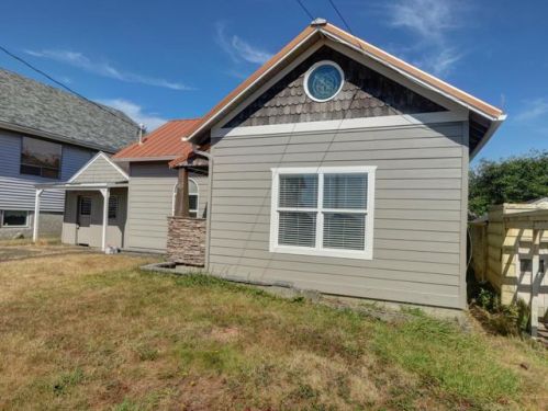 45 High St, Newport, OR 97365-3906