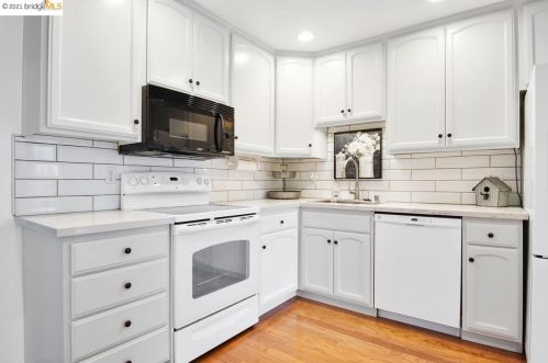 1320 Sherwood Dr, Concord CA  94521-3350 exterior